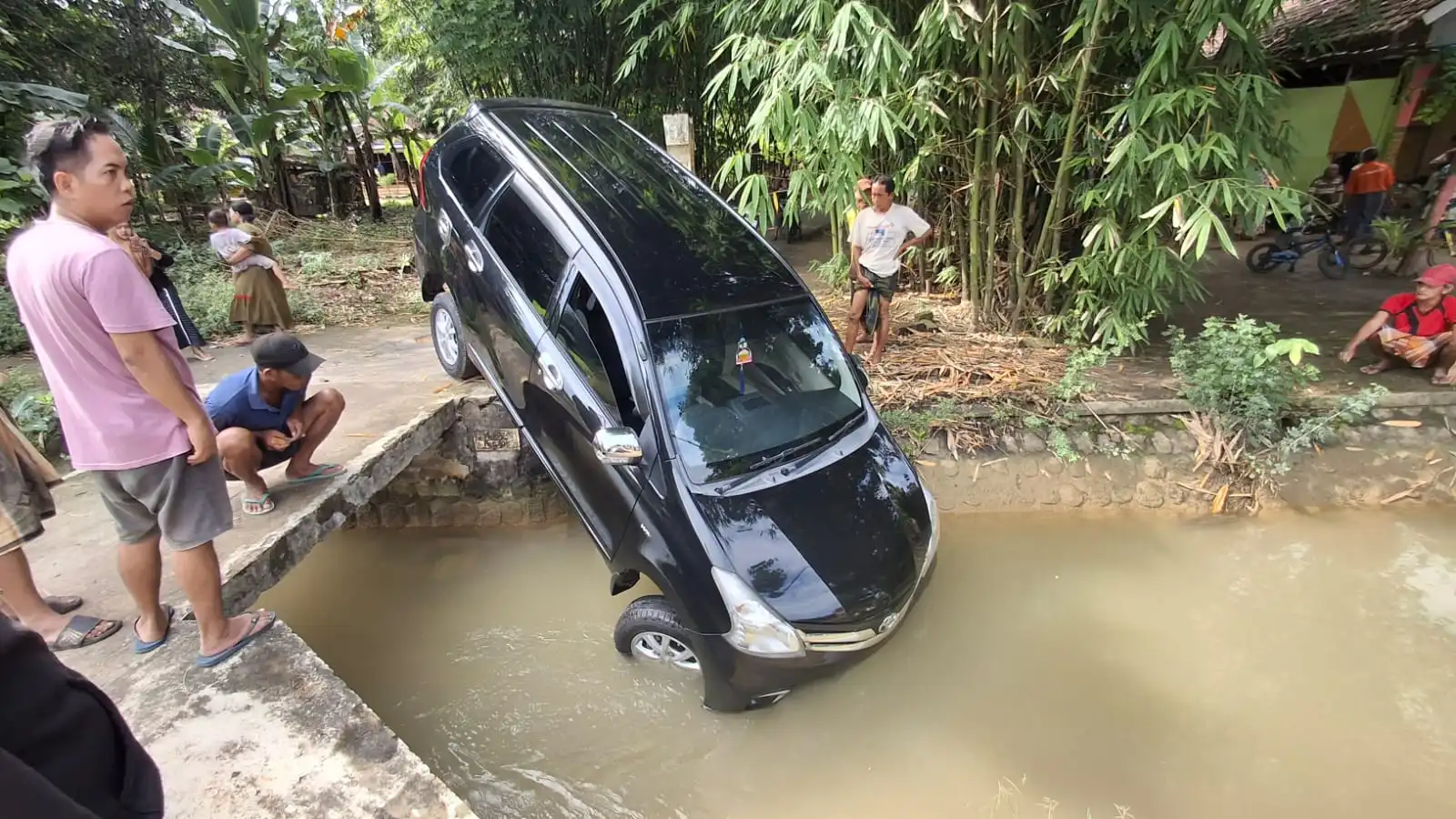 Akibat Pengemudi Kurang Fokus, Mobil MPV Terjun ke Sungai (Ilustrasi)