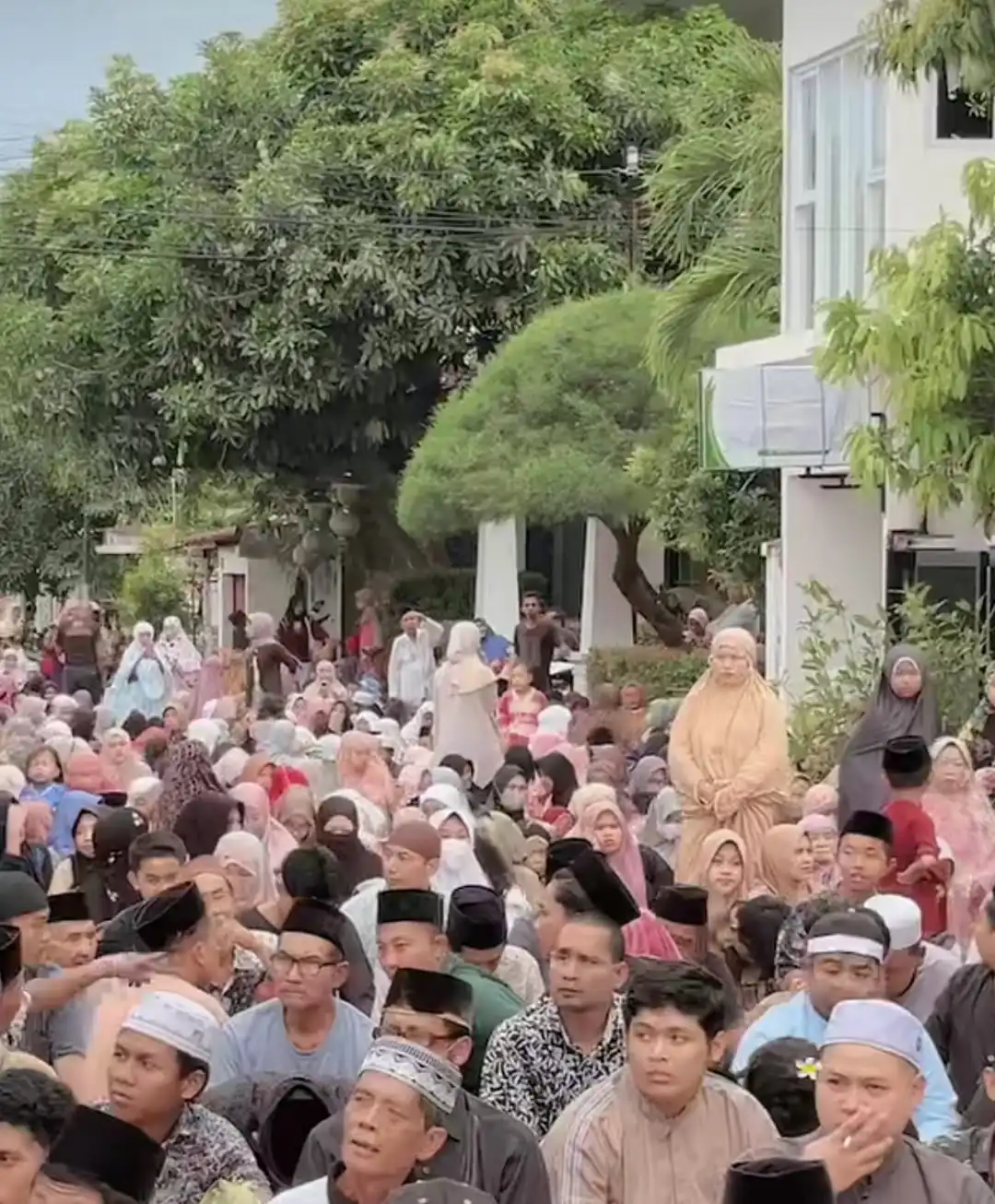 ‎Malam Pertama Ramadhan, Mushala Wakaf Said Abdullah Diserbu Jamaah: Antusiasme dan Sorotan Publik Menggema di Sumenep (Ilustrasi)