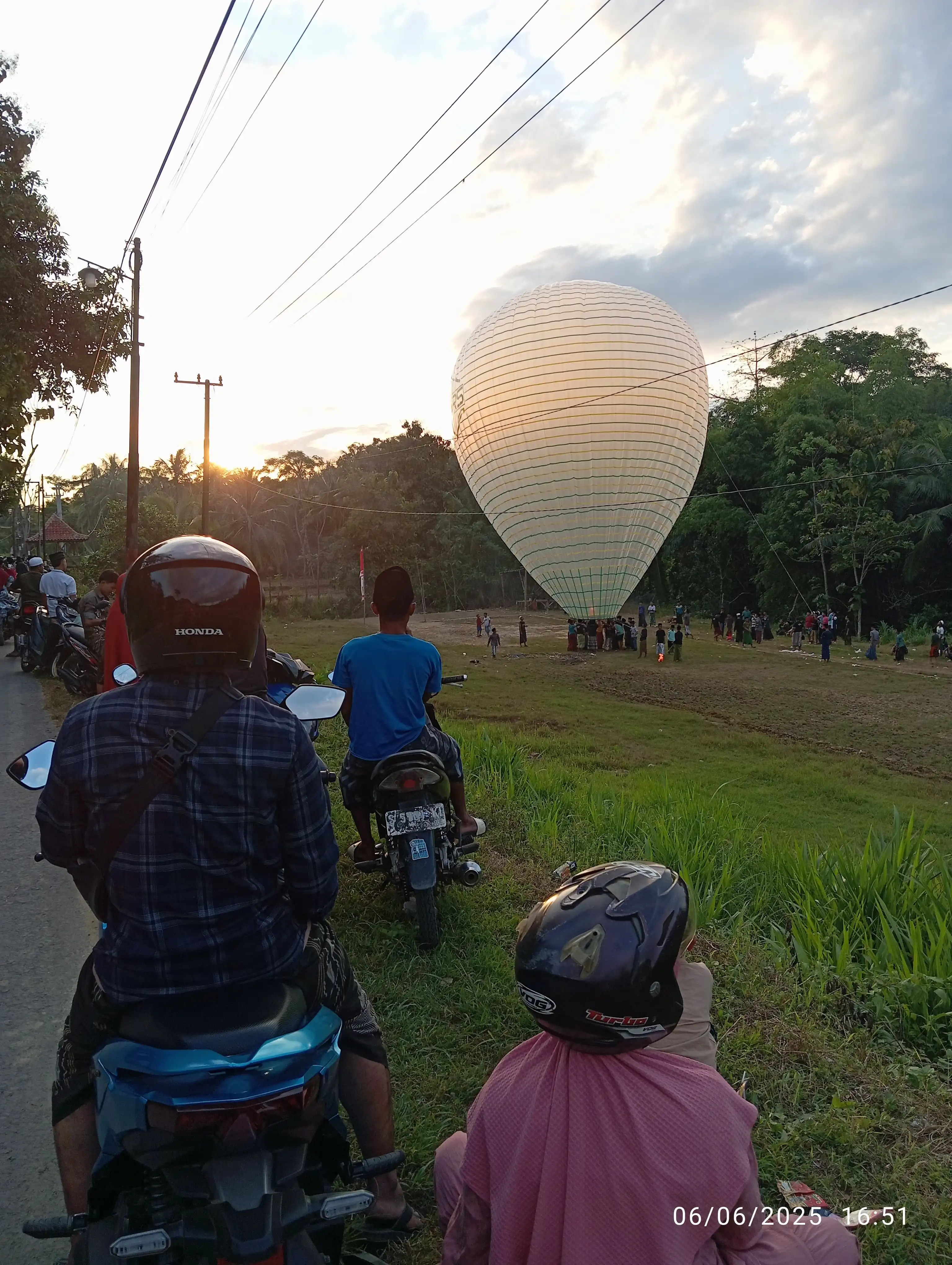 Bahaya! Masyarakat kadur Terbangkan balon udara raksasa di lapangan sumbergayam desa kadur pamekasan (Ilustrasi)