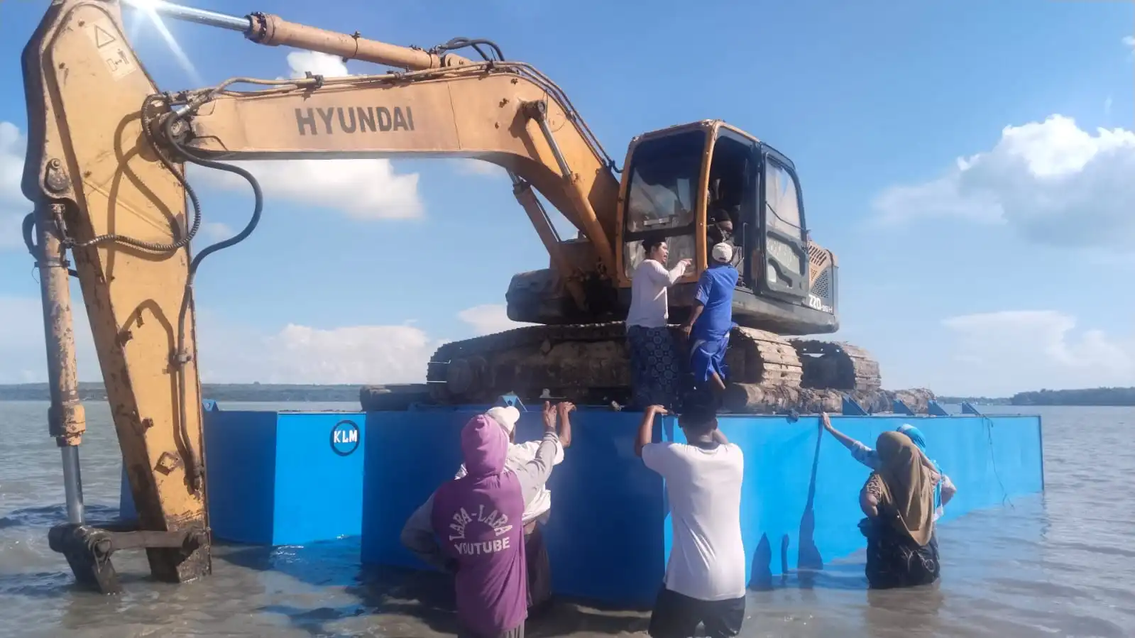 ‎Tolak Reklamasi! Laut Bukan Milik Korporasi, Warga Gersik Putih Hadang Excavator‎ (Ilustrasi)