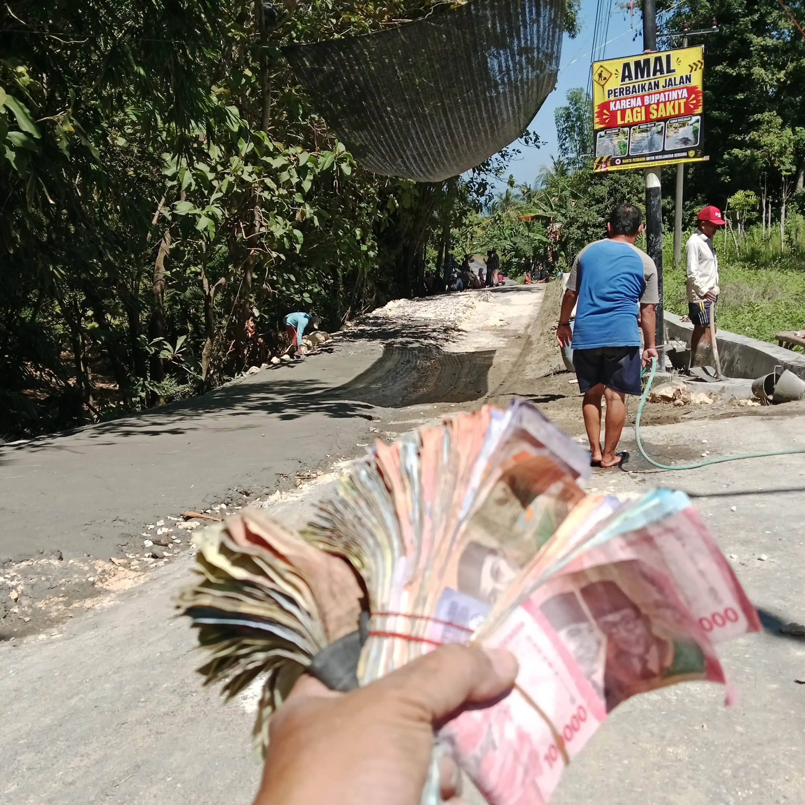 ‎Warga Pasang Banner 'Bupati Lagi Sakit' Saat Galang Dana Perbaiki Jalan Kabupaten‎ (Ilustrasi)